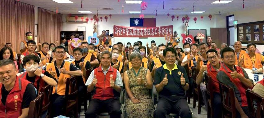 強化服務榮民眷 新北榮服處中秋關懷送暖 1 《圖說》林振生處長(中排左)率服務團隊至翠柏新村老人安養中心參訪及慰問關懷住民,王儀玲主任(中)全程陪同。〈新北榮服處提供〉