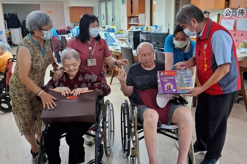 強化服務榮民眷 新北榮服處中秋關懷送暖 3 《圖說》林振生(右)探訪中心裡的榮民眷住民,表達中秋佳節慰問之意。〈新北榮服處提供〉