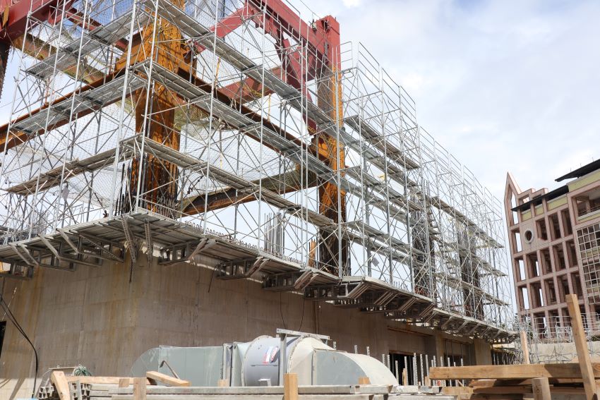 《圖說》體恤營建業面臨的難關，新北市政府針對民國112年1月1日至114年12月31日止，已取得建造執照或雜項執照目前仍為有效建築執照，自動增加建築期限2年，與業者攜手共度難關。〈工務局提供〉