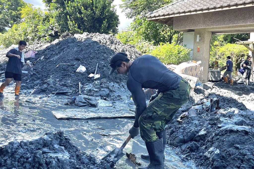 暖!花蓮災後現場 「美國隊長」Rock衝第一 募肌肉戰隊 1 %E4%B8%8B%E5%8D%883.54 2025 9 30%E7%9A%84%E5%BD%B1%E5%83%8F