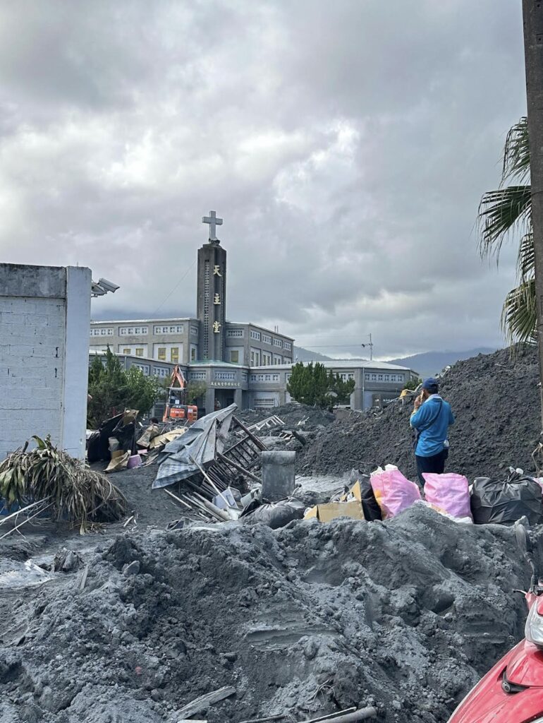 暖!花蓮災後現場 「美國隊長」Rock衝第一 募肌肉戰隊 3 %E4%B8%8B%E5%8D%883.55 2025 9 30%E7%9A%84%E5%BD%B1%E5%83%8F 1