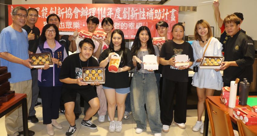 贈送獨居長輩及國小弱勢生 眾能協會攜手黎明外籍生手作蛋黃酥 1 《圖說》黎明技術學院餐飲管理系外籍生一起協助手作蛋黃酥贈獨居長輩,左1為觀光餐旅學群長蔡鴻宜。〈社會局提供〉