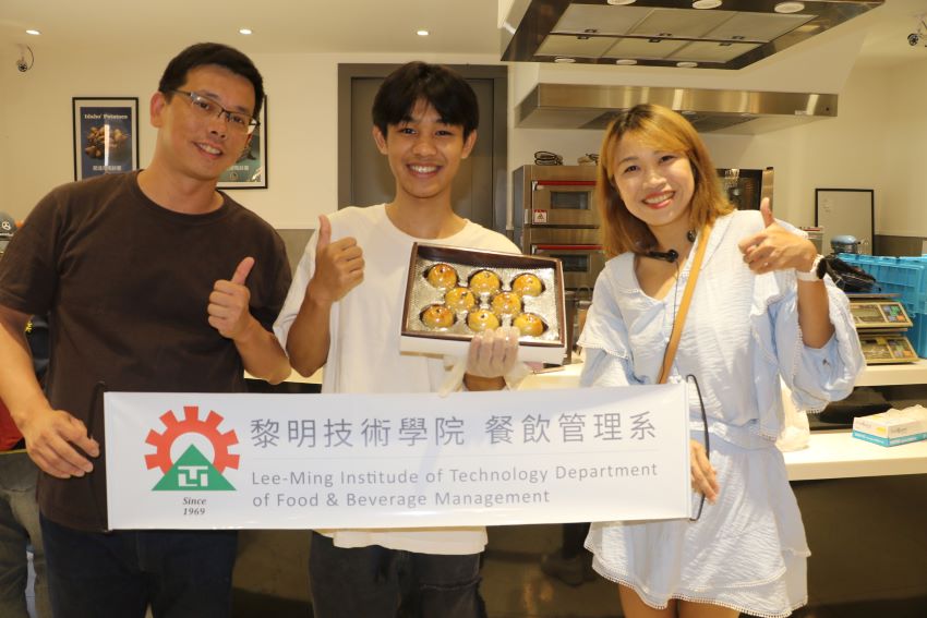 贈送獨居長輩及國小弱勢生 眾能協會攜手黎明外籍生手作蛋黃酥 2 《圖說》緬甸外籍學生趙青明(中)表示很高興能學以致用,參與製作蛋黃酥給獨居長輩吃,左為黎明技術學院餐飲管理系主任馮植翎。〈社會局提供〉