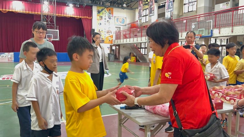 贈送獨居長輩及國小弱勢生 眾能協會攜手黎明外籍生手作蛋黃酥 3 《圖說》眾能創新協會理事長黃芯愉贈送蛋黃酥給泰山國小弱勢學童 每人一盒6顆。〈社會局提供〉