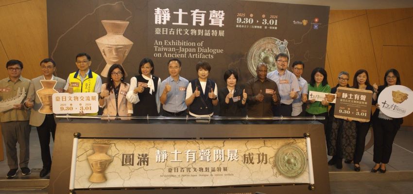 《圖說》十三行博物館與日本宮崎縣立西都原考古博物館攜手，中為市府副秘書長龔雅雯。〈十三行提供〉