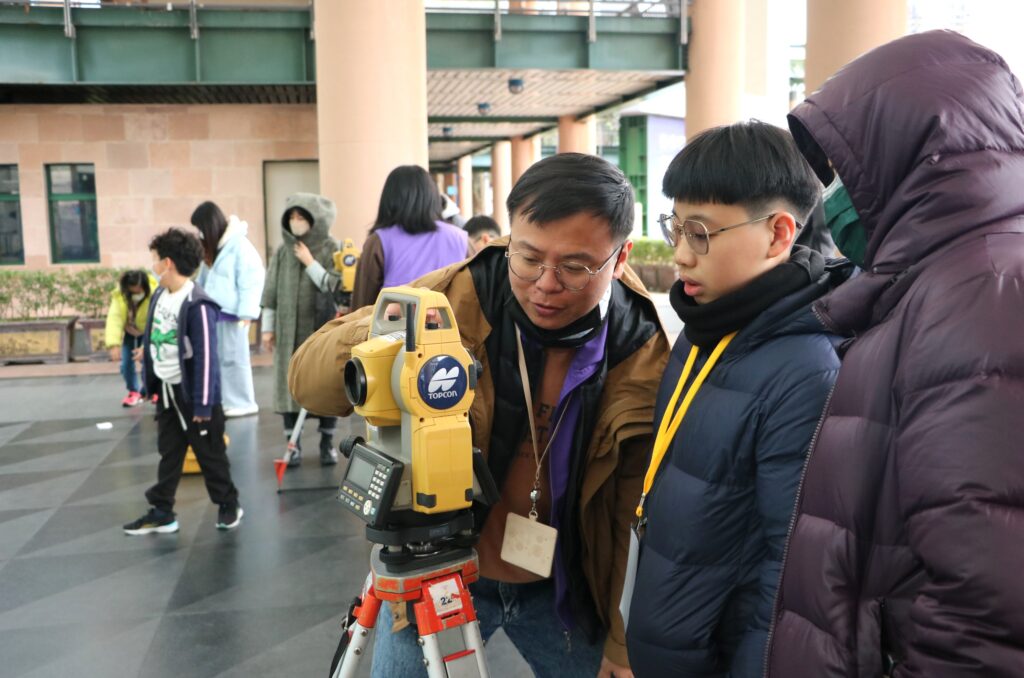 %E6%96%B0%E5%8C%97%E5%9C%B0%E6%94%BF%E6%B8%AC%E9%87%8F%E5%90%8C%E4%BB%81%E6%95%99%E5%B0%8E%E5%AD%B8%E7%AB%A5%E4%BD%BF%E7%94%A8%E6%B8%AC%E9%87%8F%E5%84%80%EF%BC%8C%E6%8E%A8%E5%8B%95%E5%9C%B0%E6%94%BF%E6%95%99%E8%82%B2%E5%90%91%E4%B8%8B%E7%B4%AE%E6%A0%B9%E3%80%82%E6%96%B0%E5%8C%97%E5%B8%82%E5%9C%B0%E6%94%BF%E5%B1%80%E6%8F%90%E4%BE%9B