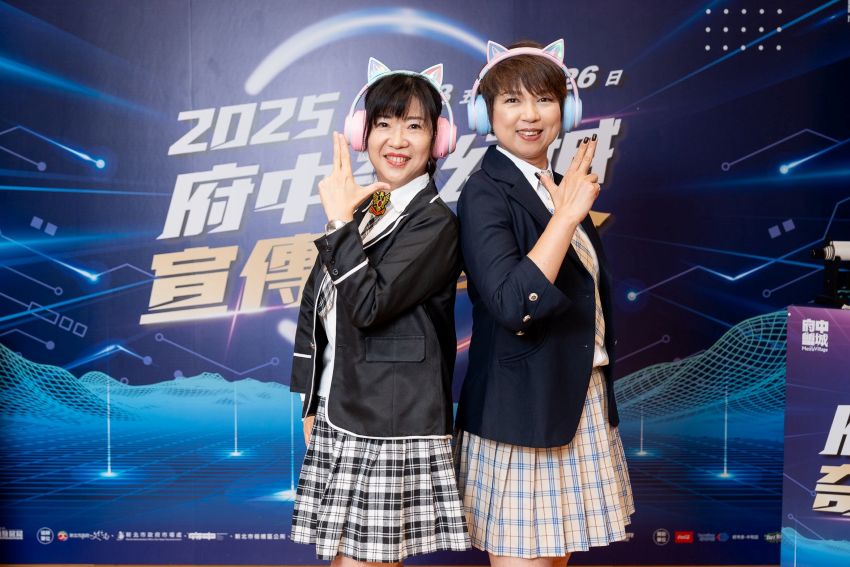 《圖說》龔雅雯副秘書長(右)與經發局長盛筱蓉(左)誠摯邀請大家一同加入這場數位電玩之旅，感受奇幻魔力。〈經發局提供〉