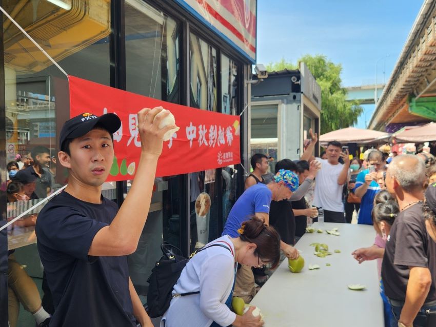 柚見快手剝柚賽 新北中秋親子假日好去處 2 《圖說》剝柚完成者需舉手示意讓工作人員確認完成度。〈高灘處提供〉