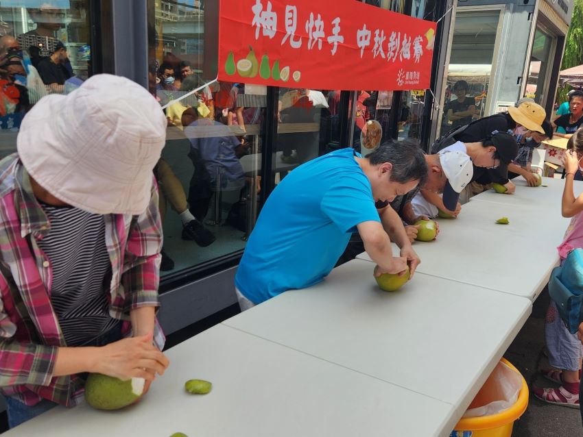 柚見快手剝柚賽 新北中秋親子假日好去處 3 《圖說》選手們不論男女各個全神貫注爭取晉級。〈高灘處提供〉