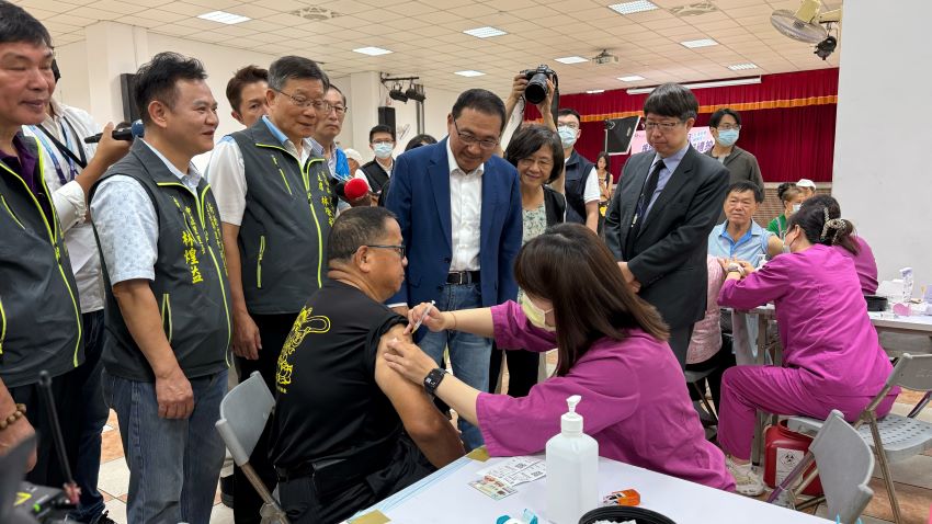 《圖說》侯友宜視察疫苗接種情形，鼓勵民眾「左流右新」同時接種兩種疫苗。〈衛生局提供〉