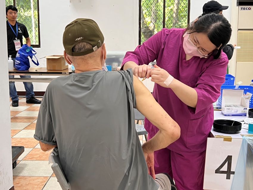 《圖說》民眾接種疫苗情形。〈衛生局提供〉