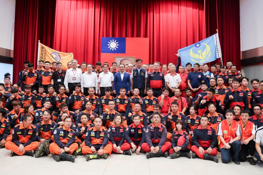 《圖說》侯友宜市長親臨消防局，向全體參與光復救援的警義消、醫療人員、民間救難團體及替代役同仁致上最高敬意與感謝。〈消防局提供〉