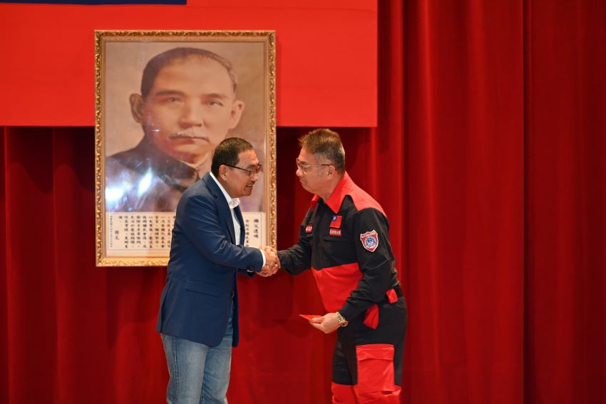 《圖說》侯友宜市長頒發加菜金予新北義消特搜大隊莊志評大隊長。〈消防局提供〉