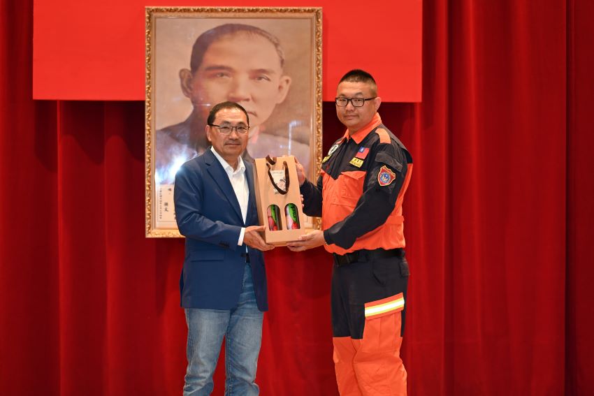 《圖說》侯友宜市長頒發南雅分隊許華宏小隊長蘋果禮盒。〈消防局提供〉