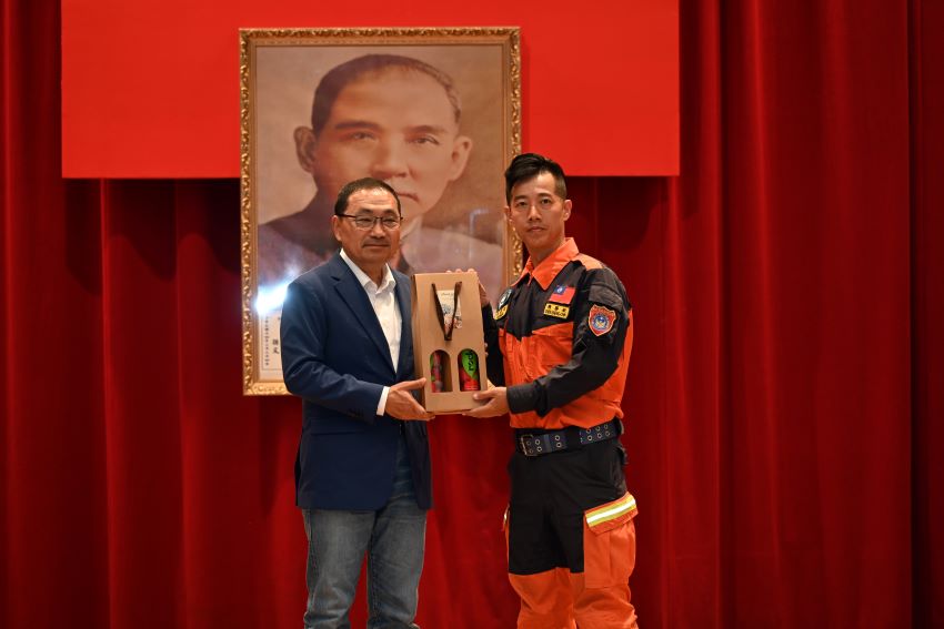 《圖說》侯友宜市長頒發德音分隊陳勝欽小隊長蘋果禮盒。〈消防局提供〉