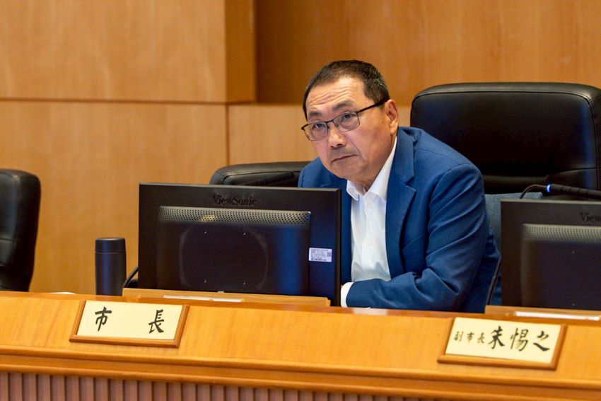 《圖說》市長侯友宜聆聽市政會議專案報告。〈城鄉局提供〉