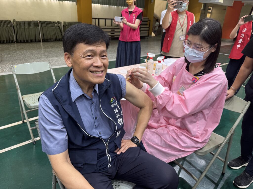 流感重症暴增疫苗開打 中市衛生局籲盡速接種 1 %E8%A1%9B%E7%94%9F%E5%B1%80%E6%9B%BE%E6%A2%93%E5%B1%95%E5%B1%80%E9%95%B7%E6%8D%B2%E8%A2%96%E6%89%93%E6%B5%81%E6%84%9F%E7%96%AB%E8%8B%97