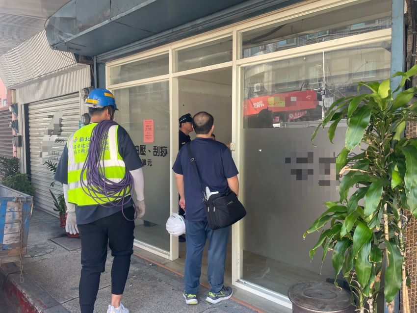 合法掩護非法 板橋警強制拆除暗營色情養生館 1 《圖說》新北警配合公安稽查小組今日強制拆除以合法掩護非法營業的SPA養生館。〈板橋分局提供〉