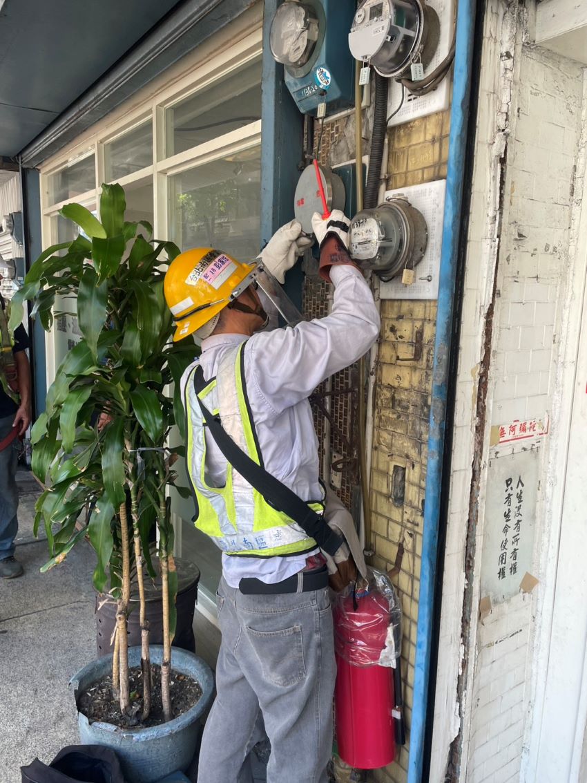 合法掩護非法 板橋警強制拆除暗營色情養生館 2 《圖說》公安稽查小組強制斷水電。〈板橋分局提供〉