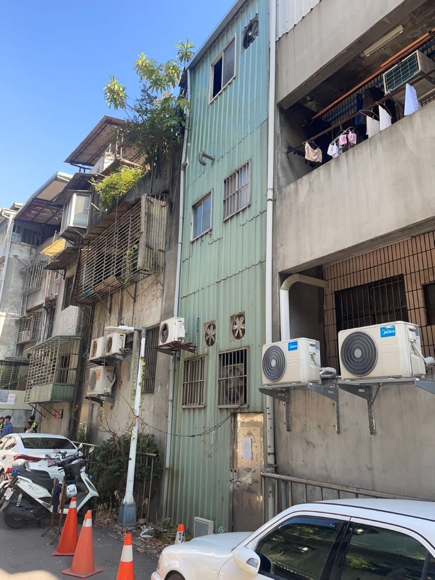 合法掩護非法 板橋警強制拆除暗營色情養生館 3 《圖說》館前西路合法掩護非法的SPA養生館外觀。〈板橋分局提供〉