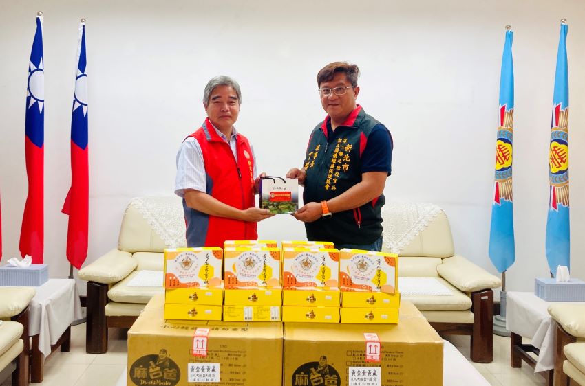 關懷榮民度中秋 新北榮攜手退伍軍人社團送暖 1 《圖說》林振生處長(左)感謝協會丁群峰理事長(右)及企業團體捐贈中秋月餅物資。〈新北榮服處提供〉