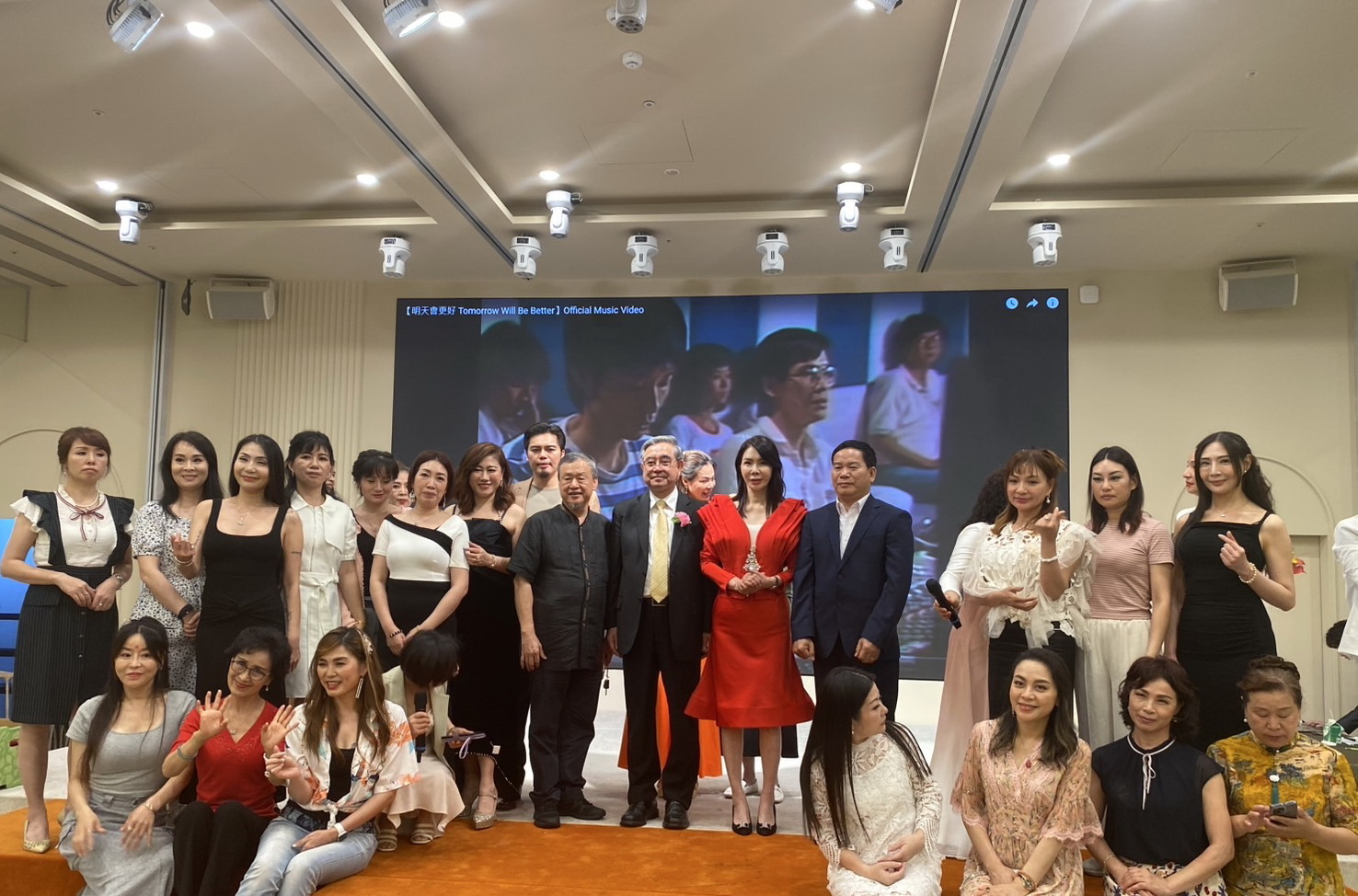 「華服」發表走秀晚宴，新黨主席吳成典偕同賀樺理事長和與會貴賓們大合照。(記者 包克明攝)