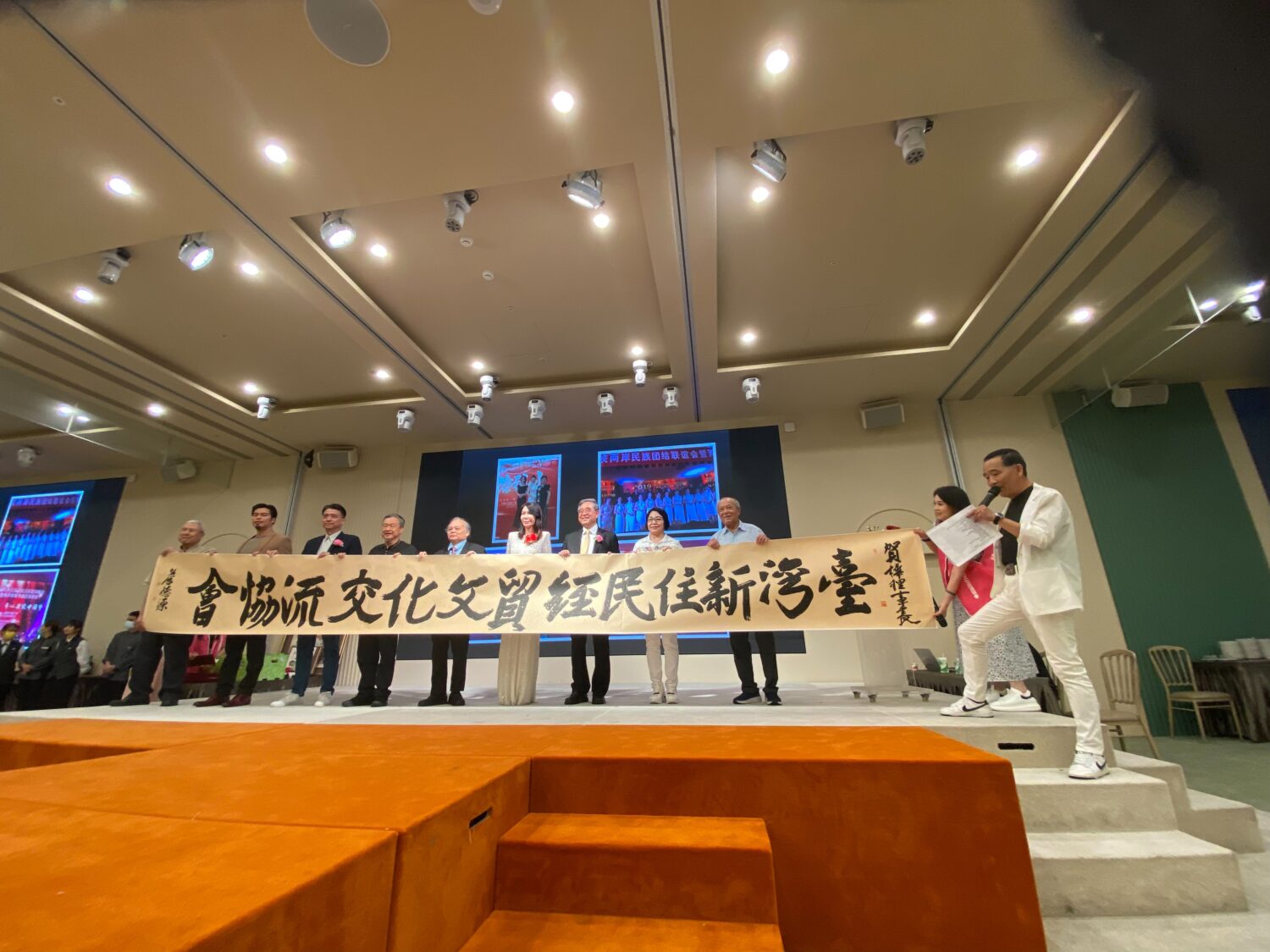 慧眼識珠！「華服」發表走秀開場前，賀樺偕貴賓現場展示調查局前處長詹德源親筆墨寶。(記者 包克明攝)