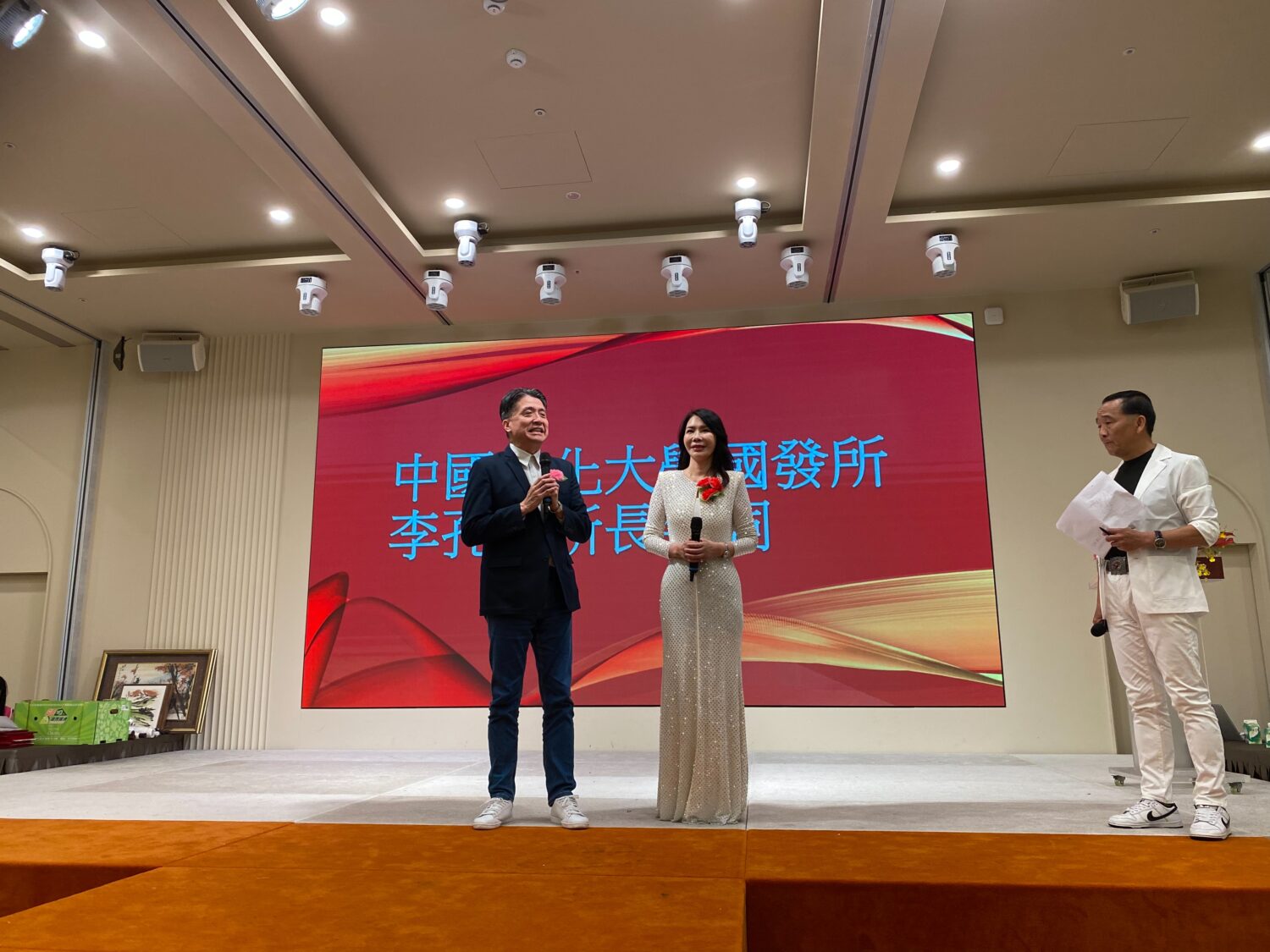 中國文化大學國家發展與中國大陸研究所所長李孔智教授指出，兩岸一家親！國發所有碩士班、博士班，如果有興趣願意像賀樺校友一樣優秀學生，歡迎來報名。(記者 包克明攝)