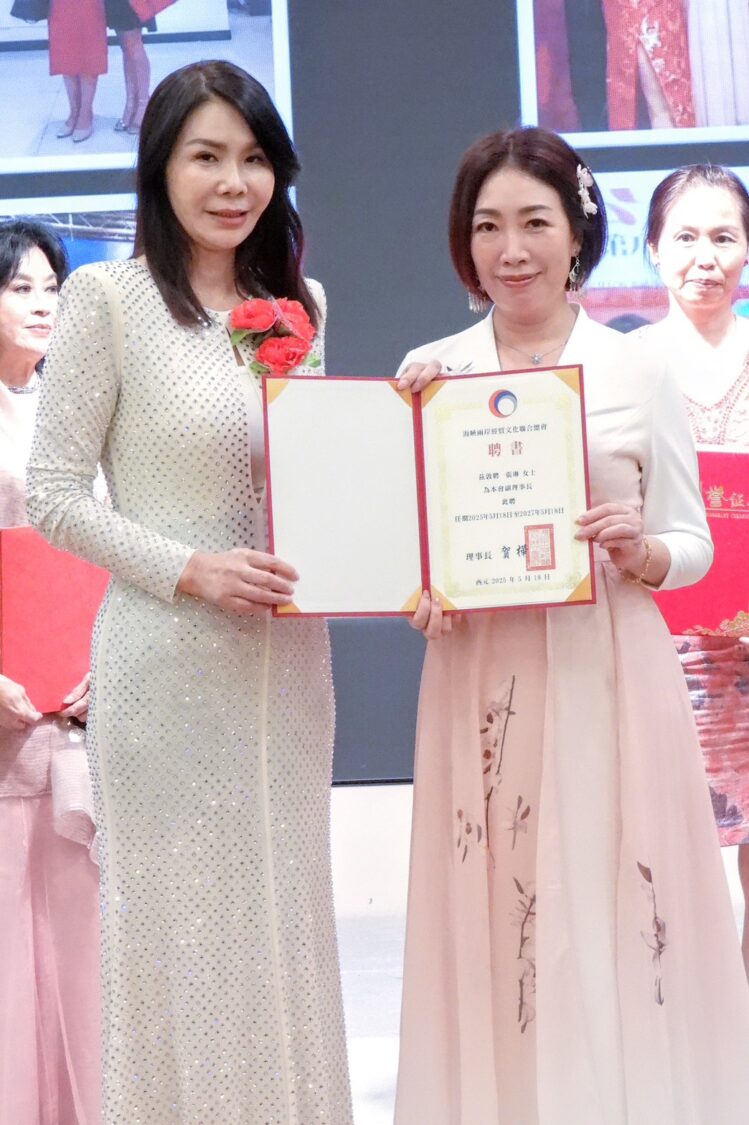 賀樺頒發協會顧問聘書給擁有百萬粉絲的地產女王張琳等人。(記者 包克明攝)