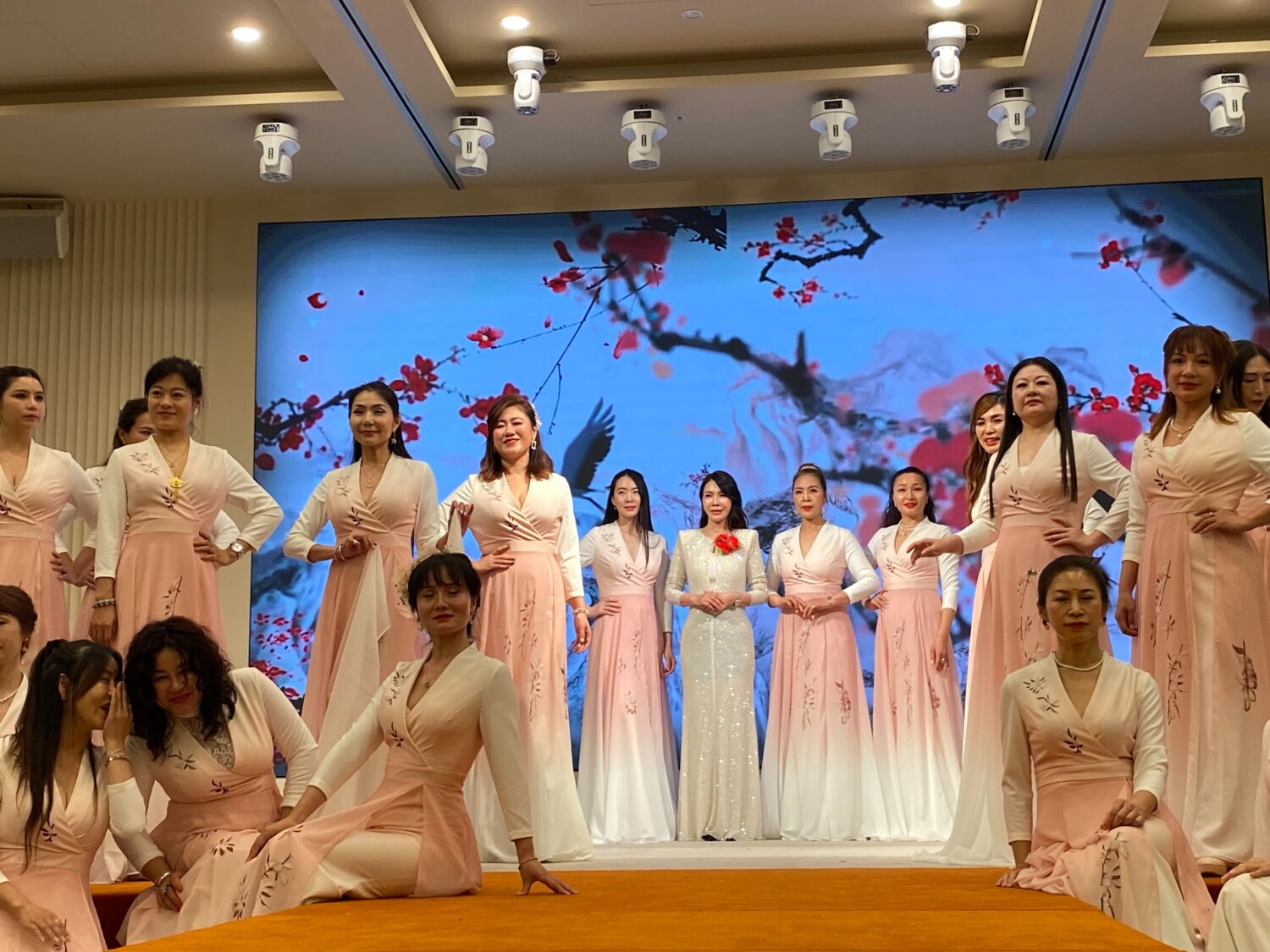 「華服」發表秀，賀樺和身穿華服的走秀姊妹們通過華服做爲文化的載體，弘揚中華民族優秀文化，展現中華兒女獨特的婉約之美。。(記者 包克明攝)