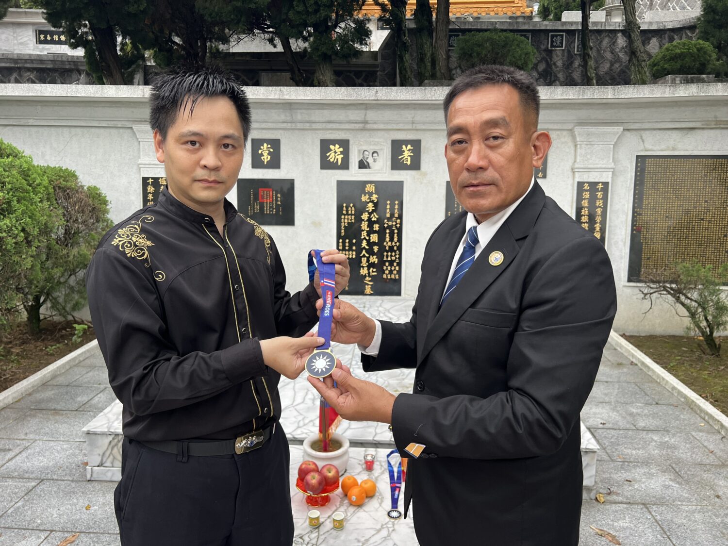 泰北義民文史館主委「王紹章」頒發紀念獎章感謝國軍心輔講師「黃信凱」，長期關懷泰北。(圖/泰北義民文史館 提供)