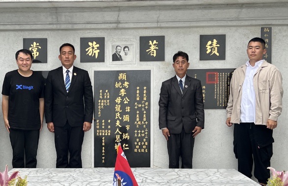 透過自媒體創作者司徒建銘(左一)及文史工作者楊品寓(左一)的尋墓下，王紹章主委(左一)詹廣耀校長於李彌將軍墓前合影留念。(圖/泰北義民文史館 提供)