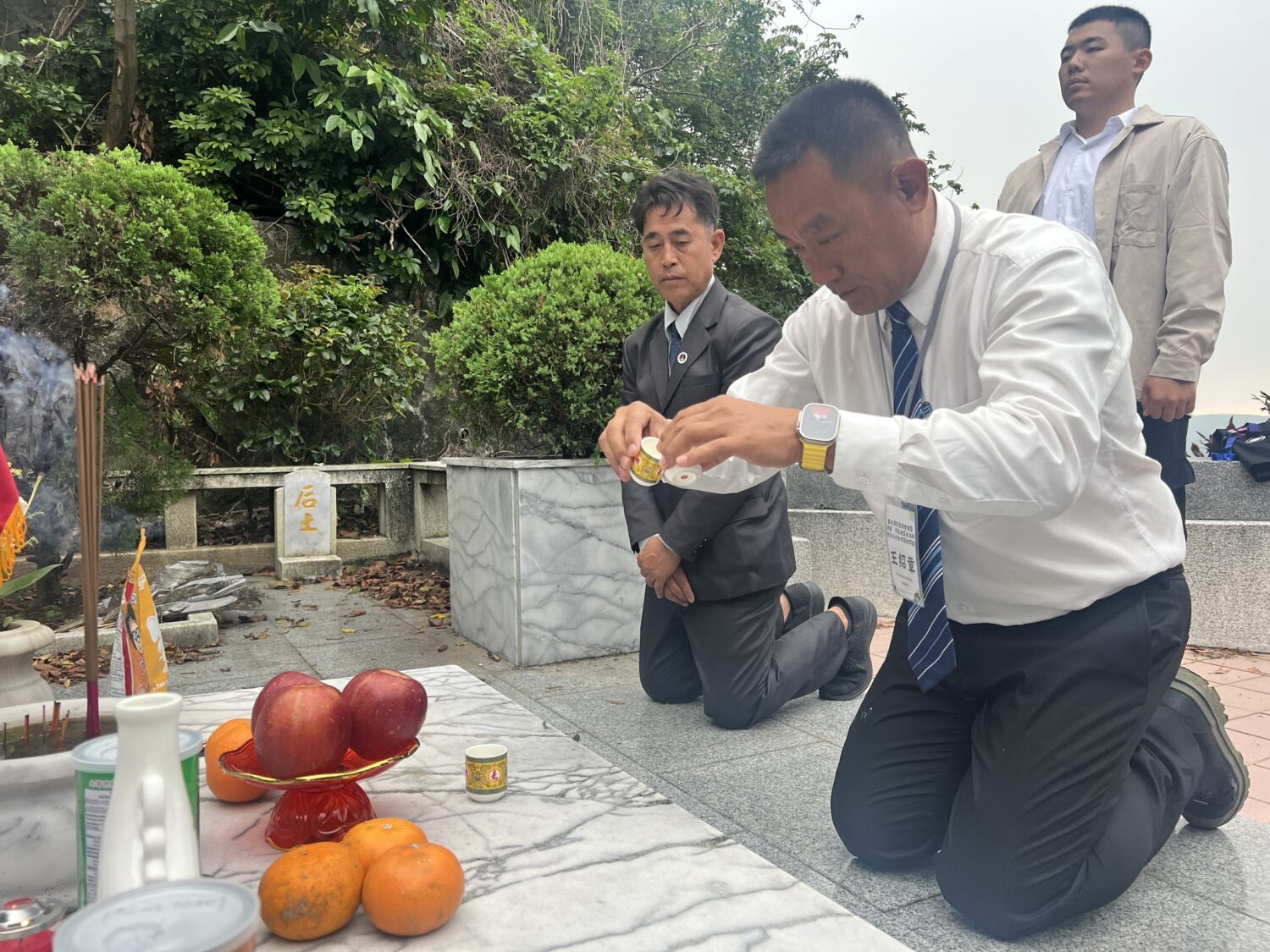 泰北義民文史館主委「王紹章」為98歲老父親來台向老長官致祭。(圖/泰北義民文史館 提供)