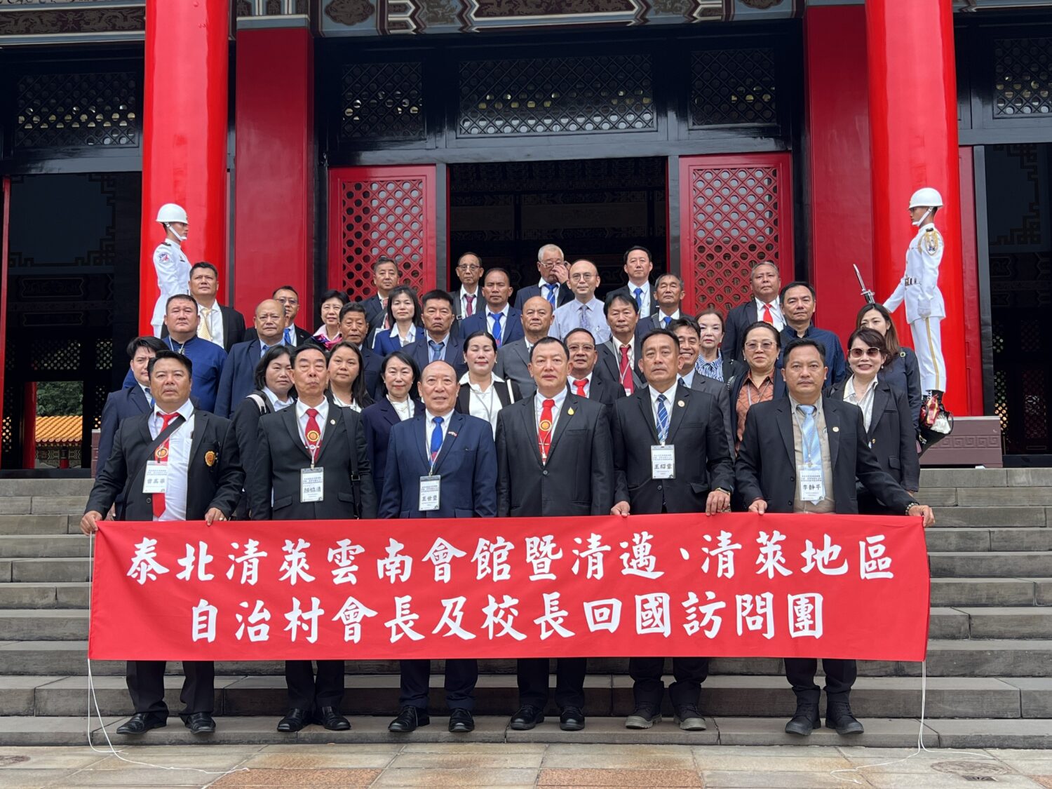 「泰北僑胞參訪團」赴忠烈祠向先烈致祭，感謝國防部後備指揮部的協助。(圖/泰北義民文史館 提供)