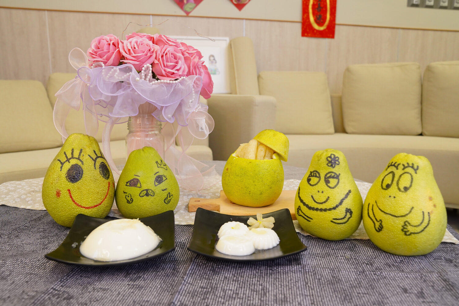 營養師設計的「柚香豆乳寒天凍」及創意柚子彩繪，寓教於樂，讓糖尿病患者在佳節中也能吃得健康安心。（圖/記者張家燁翻攝）