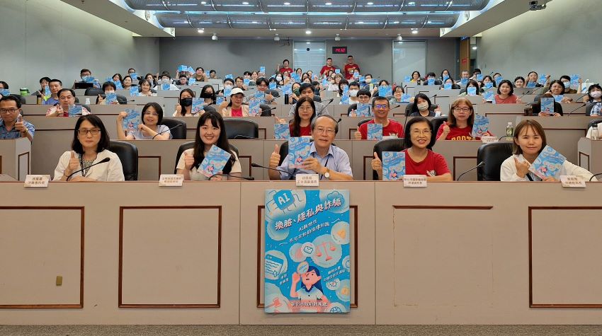 《圖說》「廉潔法律品德教材推廣暨國中社會領域教師增能研習活動」合照，前排左起，政風處科長沈雅惠、講座蔡涵茵律師、政風處副處長王文清。〈政風處提供〉