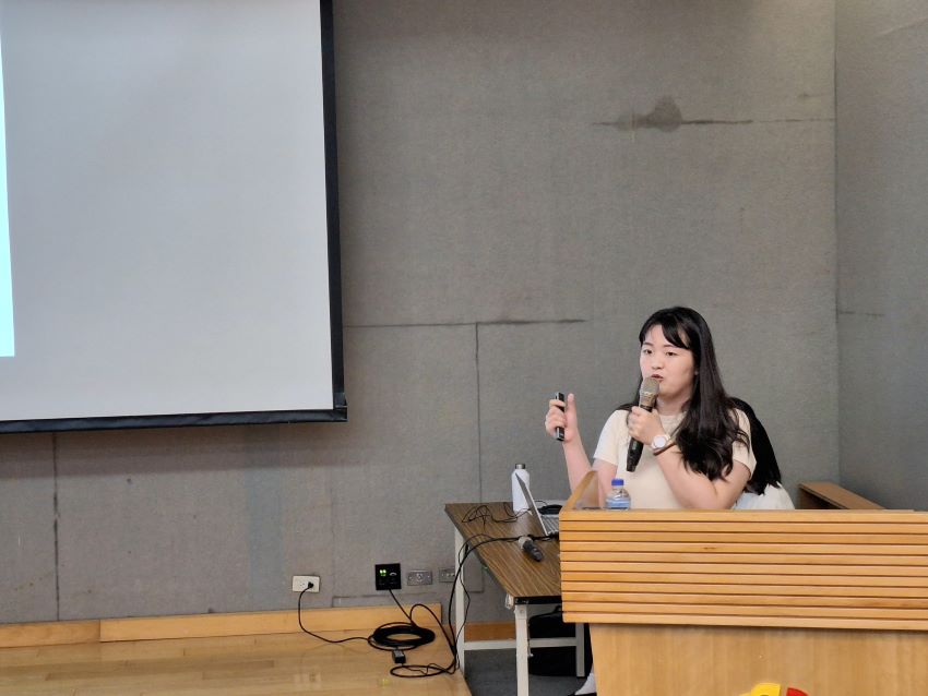 《圖說》講座蔡涵茵律師結合教材案例，深入剖析青少年使用AI科技可能面臨的道德風險與法律責任。〈政風處提供〉