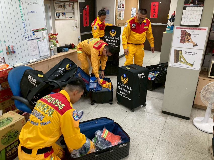 集結整備完成 新北特搜隊隨時出發救援菲律賓強震 2 《圖說》菲律賓加比克市強震,新北消輪值人員整備個人裝備、團體裝備、各項生命搜索儀器,整備完成。〈消防局提供〉