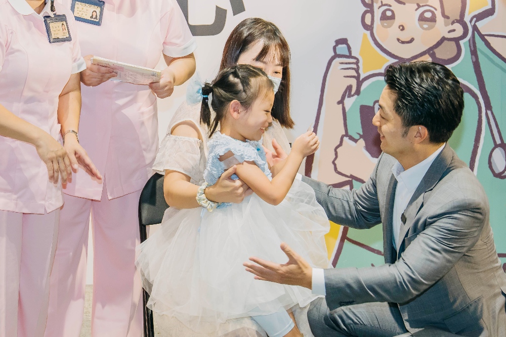 圖▲蔣萬安市長關心小朋友接種情形，展現對兒童健康的重視。