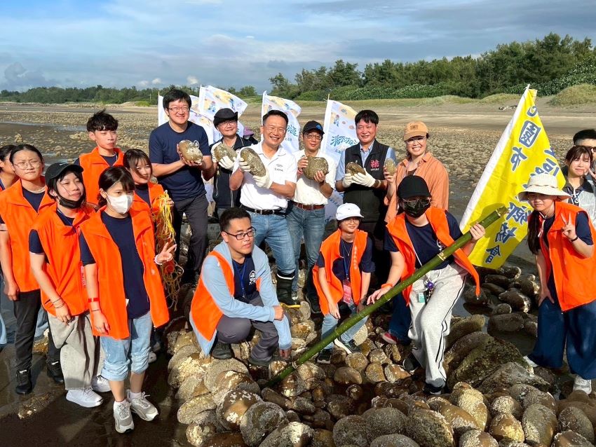 《圖說》桃園市蘇俊賓副市長與龍華科技大學師生及在地居民攜手築滬，親身體驗傳統石滬工法。（龍華科大提供）