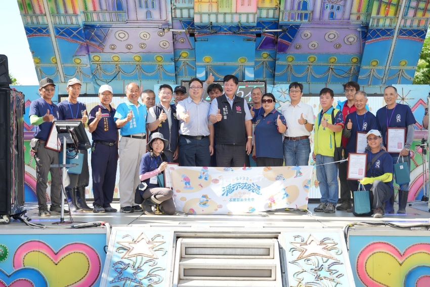 《圖說》龍華科技大學攜手新屋愛鄉協會舉辦「2025滬不相浪：石滬藝術文化祭」，現場湧入大批民眾熱情參與。（龍華科大提供）