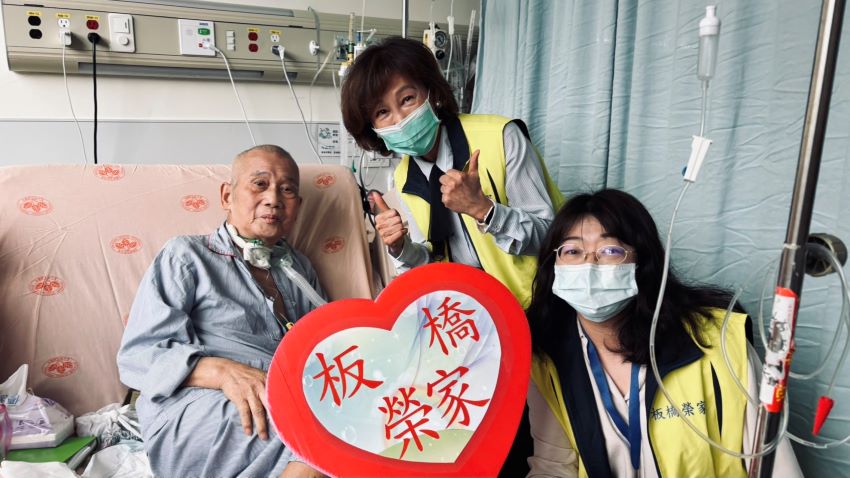 《圖說》中秋節將至，板橋榮家陳桂美家主任(中)慰訪北榮住院榮民。〈板橋榮家提供〉