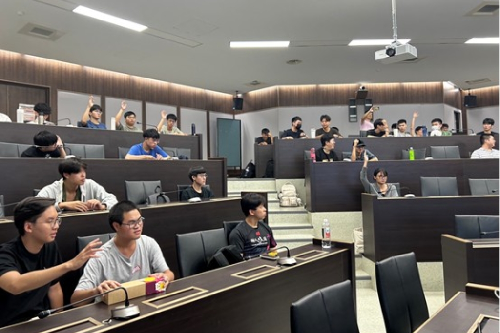 防止大學生發生事故 警應邀宣導交通安全 3 MEITU 20251001 172646421