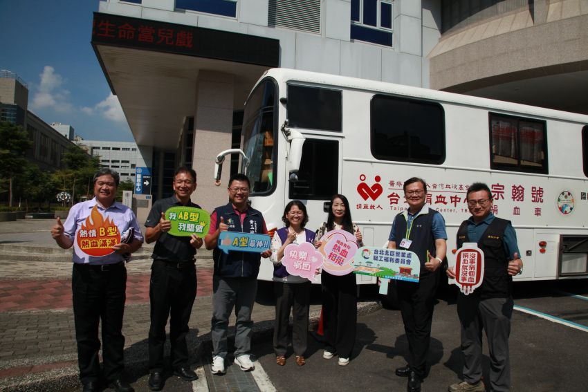 《圖說》台電台北北區處捐血活動左起；北北區處林根寧經理、廖學智副處長、一德里黃玉樹里長、北北區處許一女處長、台北捐血中心企劃課林家羽課長、北北區處駱毅副處長、台電工會36分會陳大業常理。〈北北區處提供〉