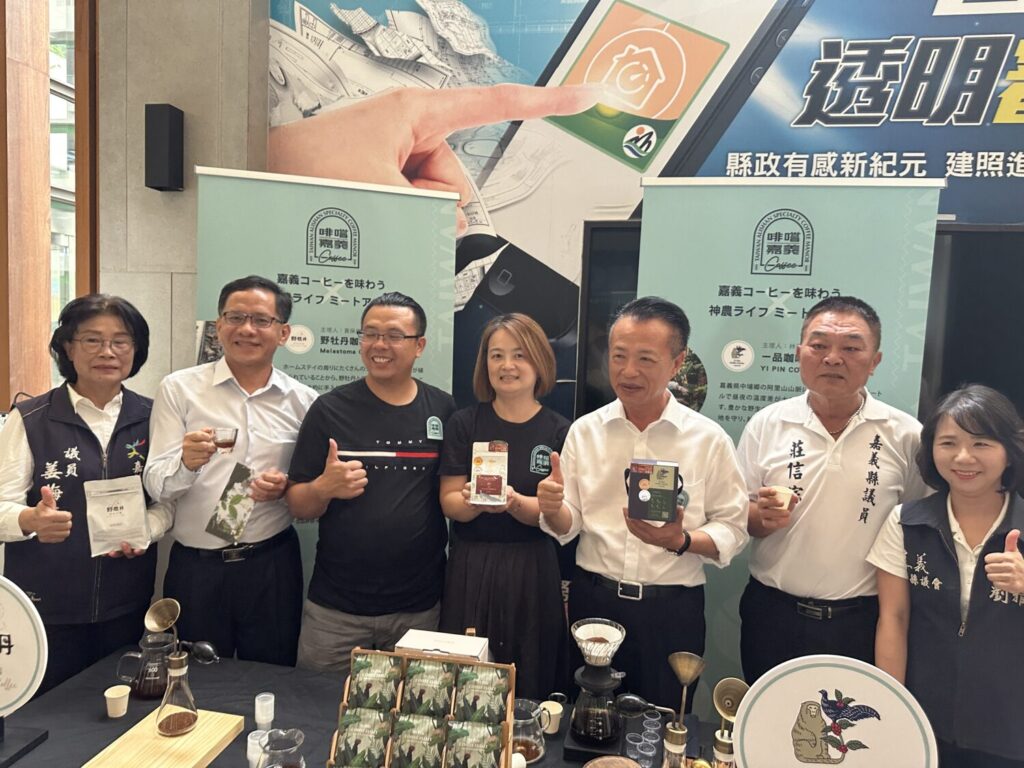 嘉義縣長與業者共同推廣啡嚐嘉義咖啡。(圖/嘉義縣政府 提供)