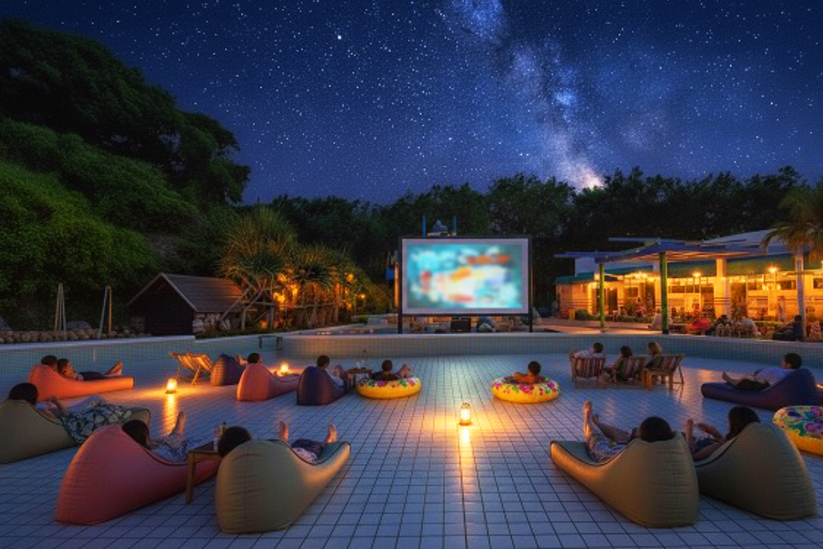 秋遊星夜季星空電影院，民眾坐在懶骨頭、泳圈中抬頭仰望滿天星斗，在絢爛銀河下觀賞電影，體驗秋夜最浪漫的時光。（圖/記者黃溎芬翻攝）