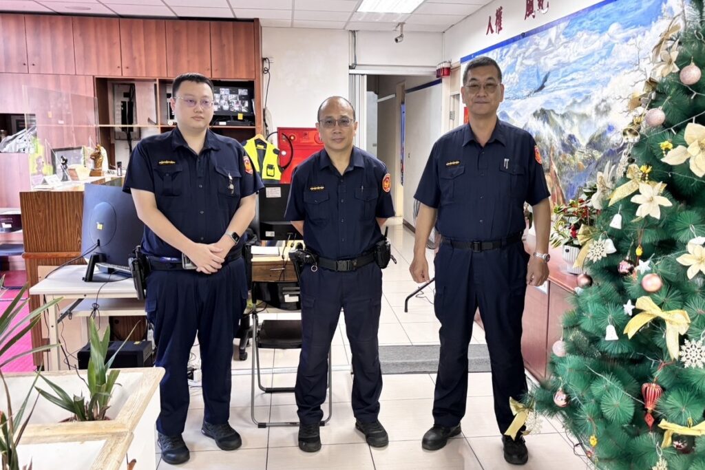 孝子載行動不便老父遊陽明山突不適 北投警消急救援 1 MEITU 20251002 092156533