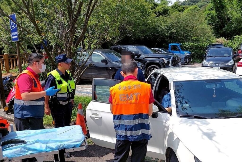 孝子載行動不便老父遊陽明山突不適 北投警消急救援 2 MEITU 20251002 092246435