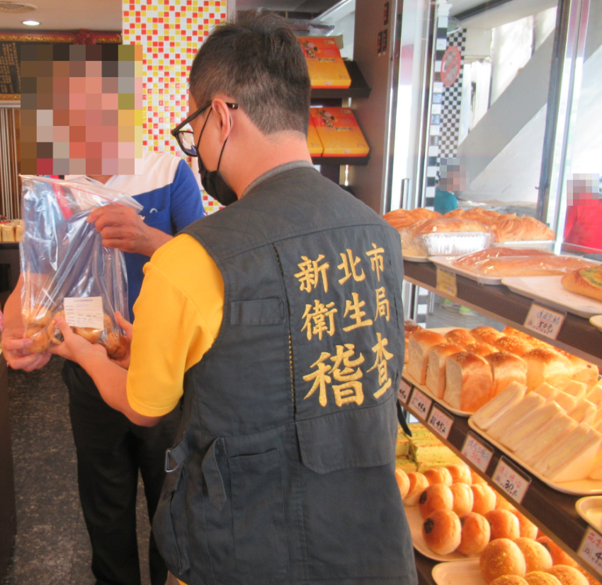 把關中秋食安 新北抽驗應景食品全數合格 1 《圖說》新北市衛生局為維護民眾中秋佳節期間食品安全,抽驗轄內中秋應景食品。〈衛生局提供〉