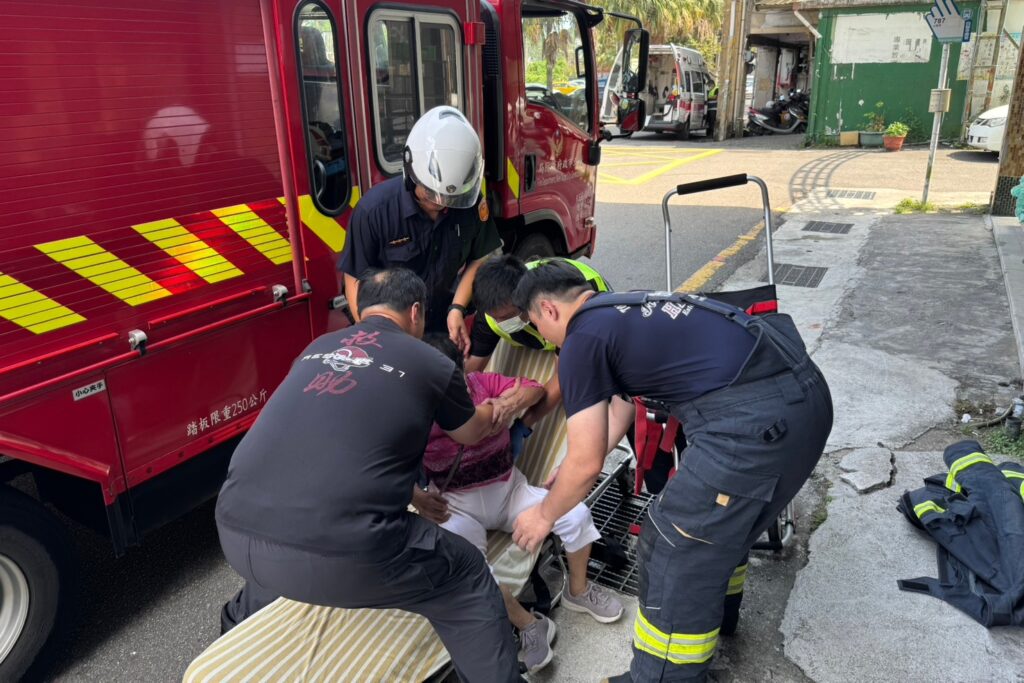 警 消合力搶救 八旬婦洗腎前 失聯 雲梯車搶救急送醫 2 MEITU 20251002 100619410